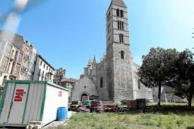 ¡Una torre románica del XII! ¡Pongamos un párking subterráneo a un metro de los cimientos! ¡A ver qué pasa!