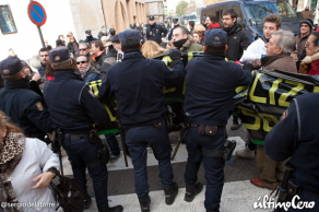 ¿Los concentrados intentando romper el cordón policial? ¿No será al revés?